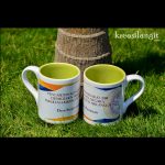 Cetak mug custom dalam warna